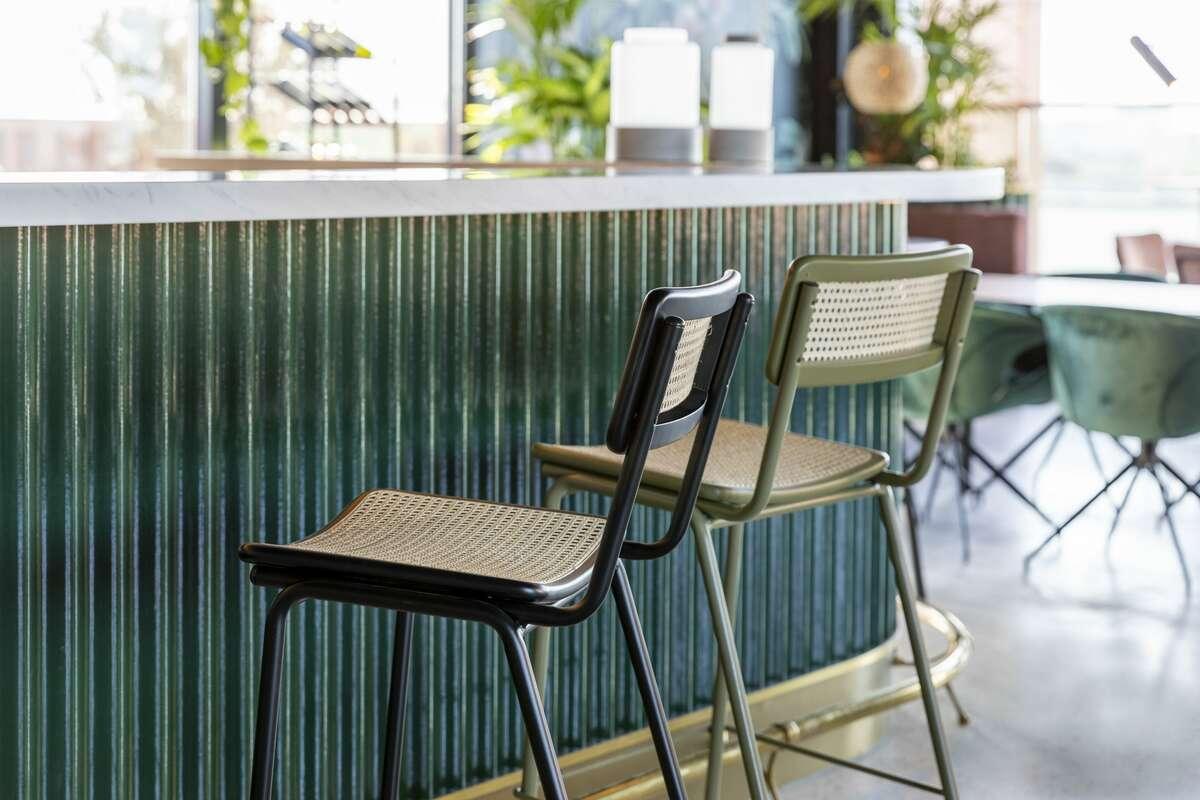 Wyższy stołek barowy JORT zielony, Zuiver, Eye on Design