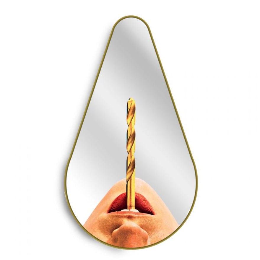 Lustro w kształcie łezki PEAR DRILL w złotej ramie Seletti    Eye on Design