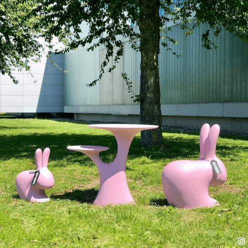 Napij się herbaty z Szalonym Kapelusznikiem i Marcowym Zającem! Jak we śnie, Rabbit Tree, zaprojektowane przez Stefano Giovannoni, ma kształt małego drzewa z dwoma poziomami podparcia. Na wyższej gałęzi znajduje się okrągły blat o szerokości 70 cm i wysokości 75 cm, który pasuje do krzesła Rabbit z kolekcji o tej samej nazwie, na niższej gałęzi można umieścić krzesło Rabbit Baby Chair lub służyć jako poręczny uchwyt na torby.