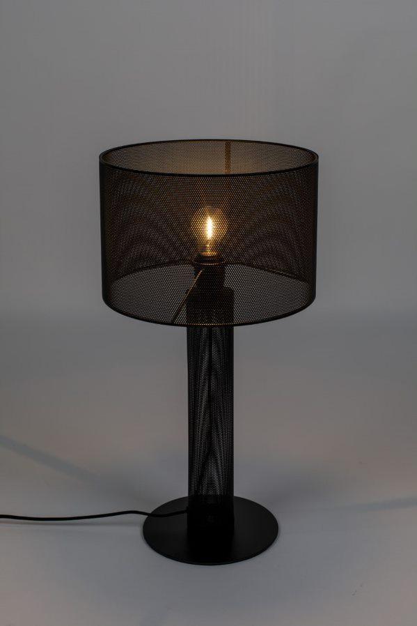 Dzięki naszej lampie stołowej Bold Monkey Sweet Mesh Twoja przestrzeń zmieni się z mizernej we wspaniałą. Wykonana z aluminium w kształcie kraty, ta lampa stołowa z siatki rzuca na pomieszczenie nastrojową, rozproszoną poświatę. Dzięki eleganckiemu i industrialnemu designowi ta inspirowana lampa z siatki robi poważne wrażenie, nawet zanim zostanie włączona.