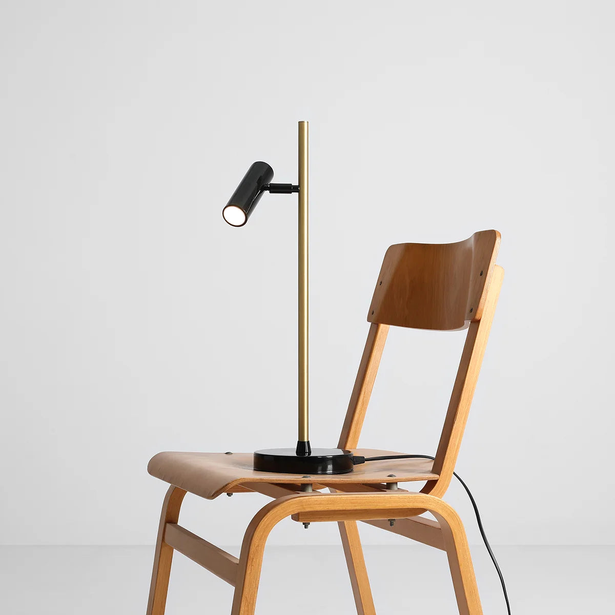Lampka biurkowa TREVO czarny z mosiężnym wykończeniem Artera    Eye on Design