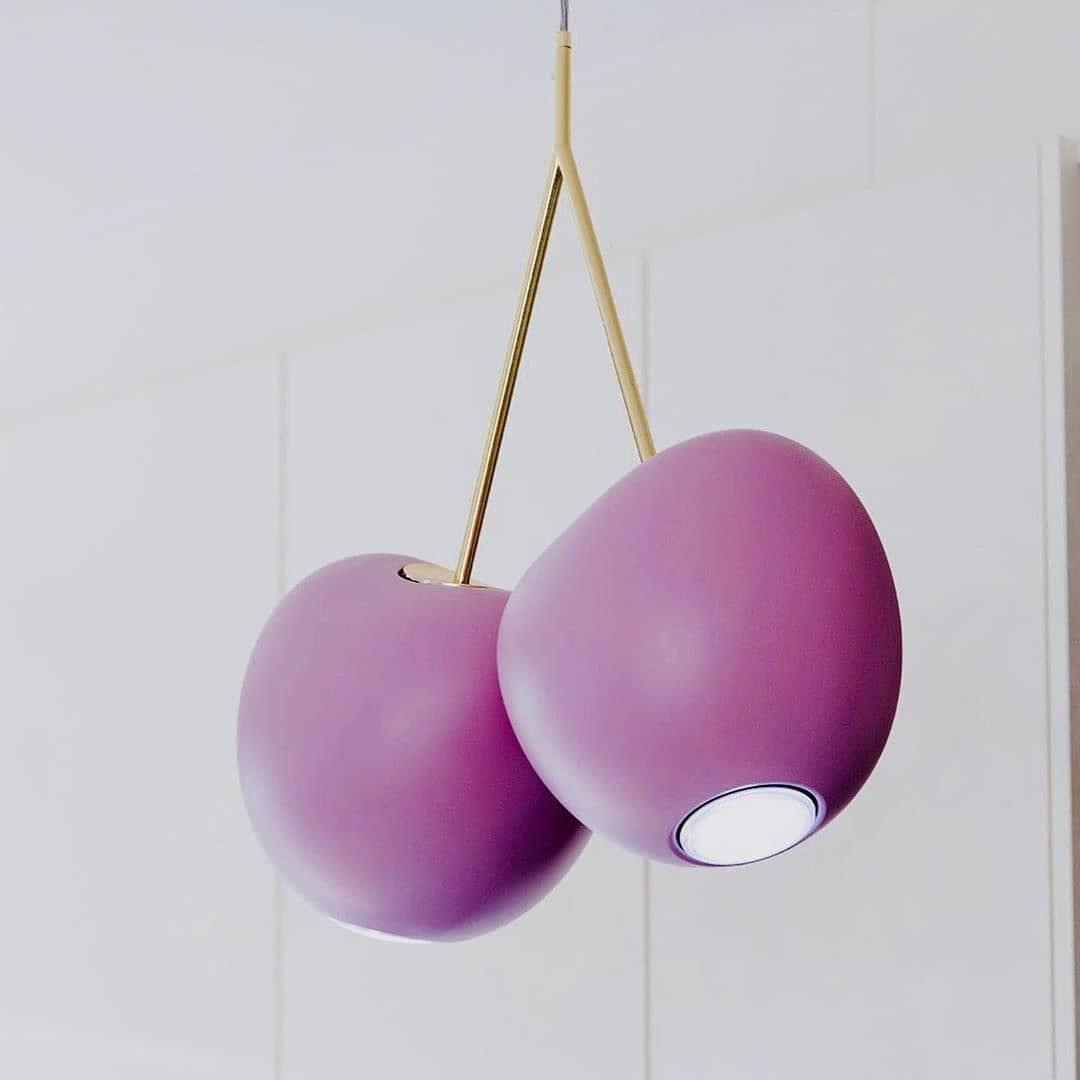 Cherry Lamp od QeeBoo to designerska lampa sufitowa, zaprojektowana przez Ninę Zupanc. Intrygująca, niebanalna i urzekająca kształtem. Metaliczne wykończenie dodaje elegancji. Przyciągnie wzrok każdego gościa, a jej niezwykła konstrukcja będzie wisienką na torcie w Twoim wnętrzu. 