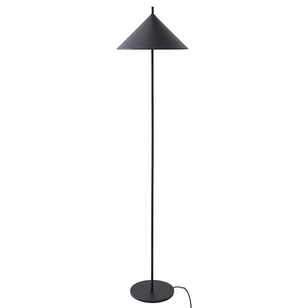 Lampa podłogowa Triangle to bardzo prosta, a jednocześnie efektowna ozdoba. Niewyszukany kształt, złożony ze stożkowego klosza oraz prostej nogi, nie przytłoczy żadnego domowego pomieszczenia. Najwyższej jakości metal użyty do stworzenia tego oświetlenia, wpasuje się do wielu domowych miejsc. Począwszy od industrialnego salonu, w którym potrzeba nieco przytulności, aż po nowoczesną sypialnię.