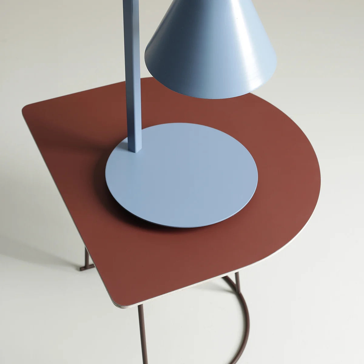 Lampa biurkowa FORM niebieski Artera    Eye on Design