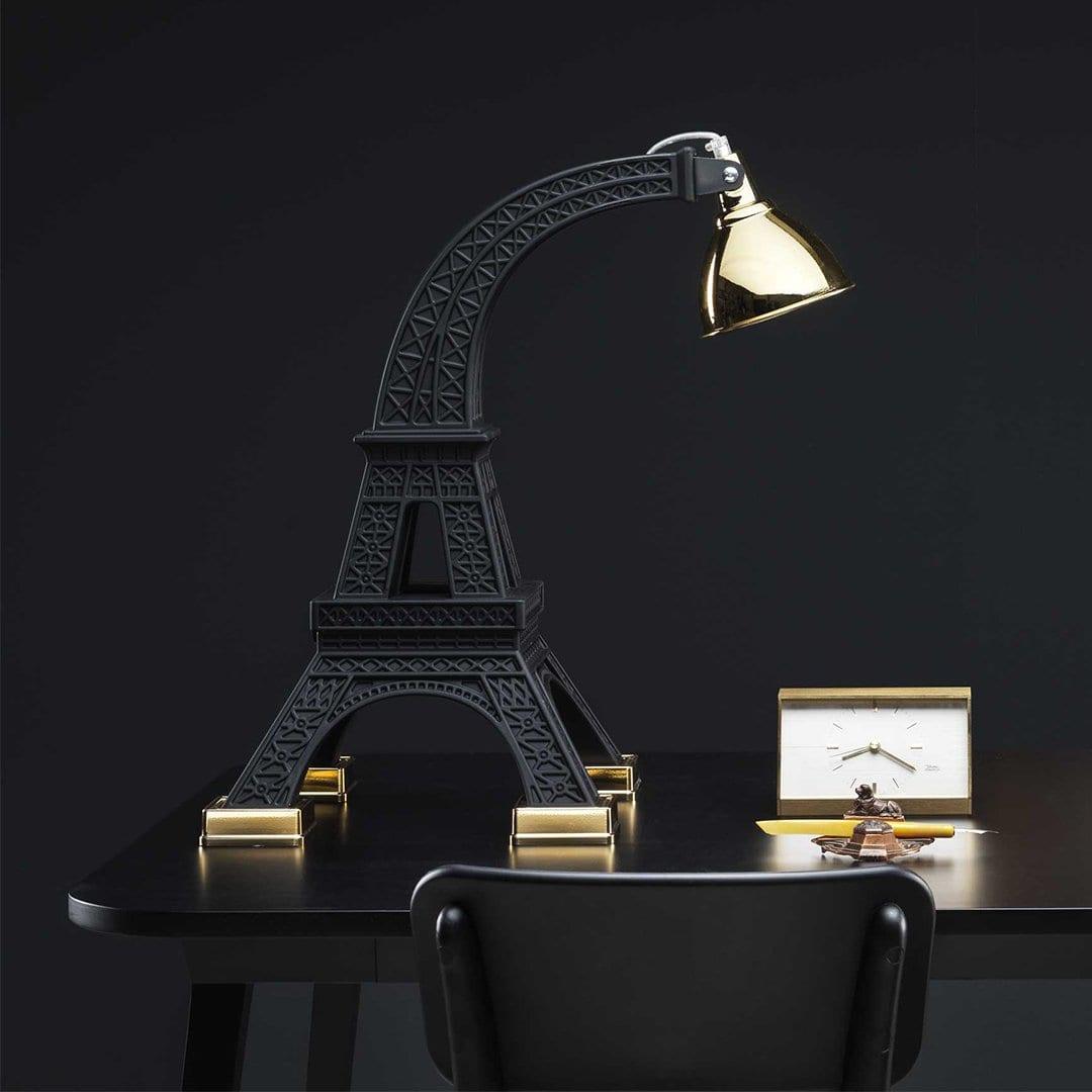 Lampka Paris od QeeBoo, zaprojektowana przez Studio Job, przedstawia miniaturową wieżę Eiffla. Koncepcja Joba Smeetsa została zainspirowana latami, kiedy jako młody „artysta”, mieszkał w Paryżu, a wieża Eiffla była jego sąsiadką, która dodawała mu otuchy.