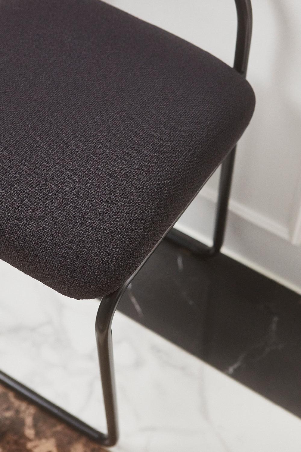 Krzesło z tkaniną boucle ANGUI antracytowy AYTM    Eye on Design