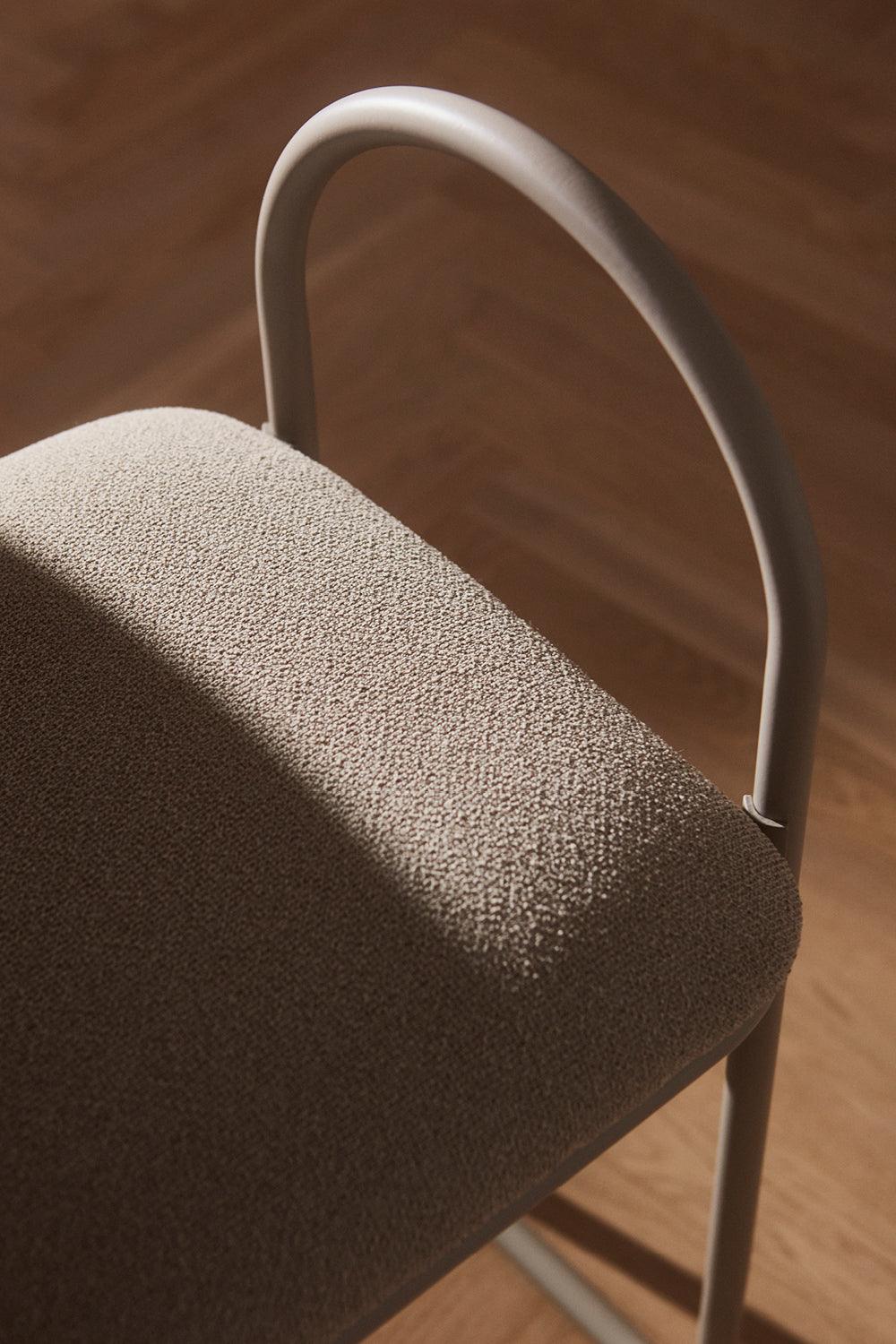 Krzesło z tkaniną boucle ANGUI taupe AYTM    Eye on Design
