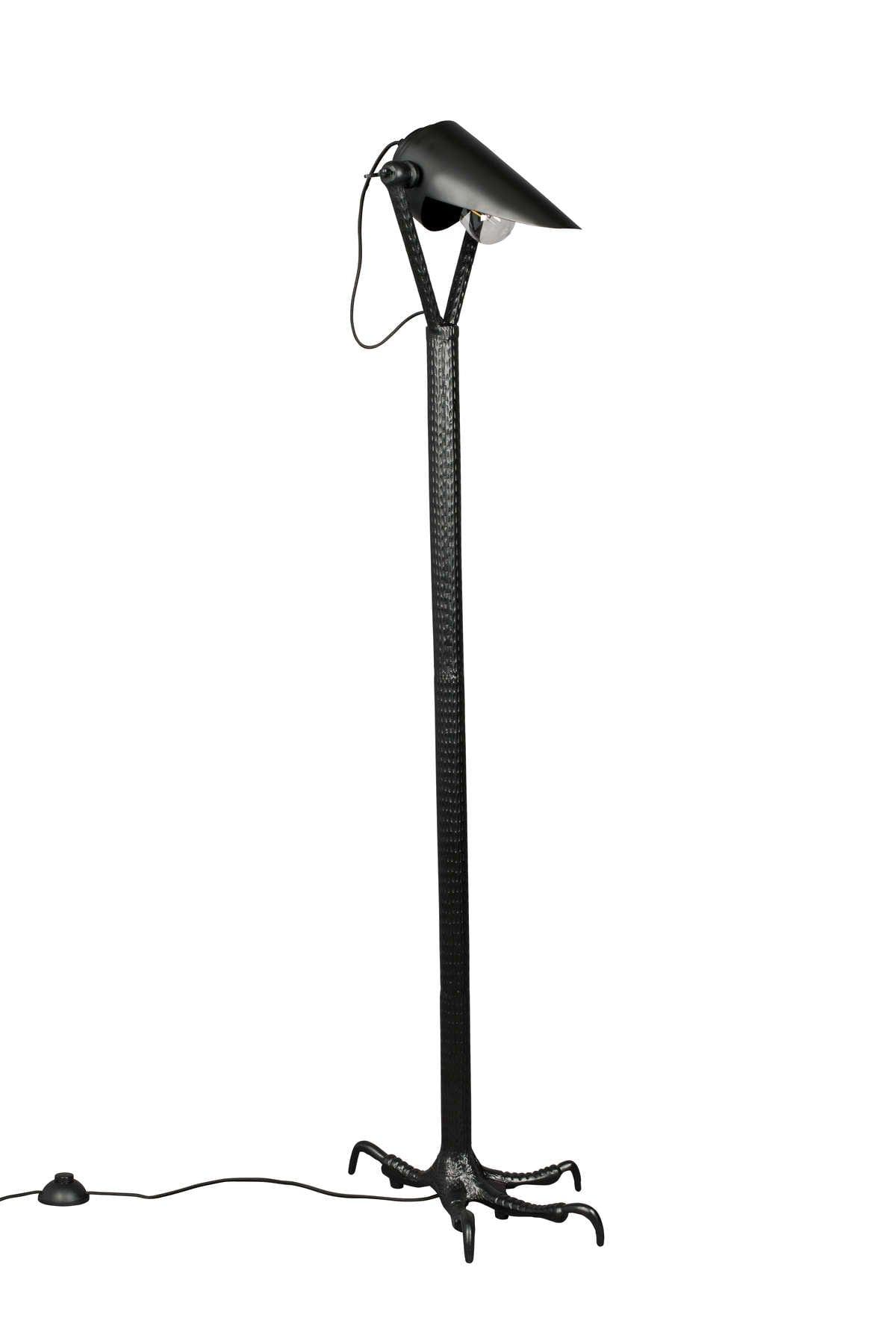 Lampa biurowa Falcon to idealnie odnajdzie się na biurku, szafce nocnej, czy stylowej komodzie. Podstawę stanowią sokole szpony, które wprowadzą nutę eklektyzmu do każdego wnętrza. Uwage zwracają też dodające elegancji gustowne detale.