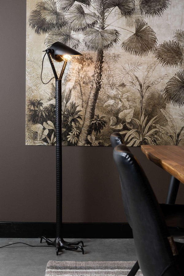 Lampa biurowa Falcon to idealnie odnajdzie się na biurku, szafce nocnej, czy stylowej komodzie. Podstawę stanowią sokole szpony, które wprowadzą nutę eklektyzmu do każdego wnętrza. Uwage zwracają też dodające elegancji gustowne detale.
