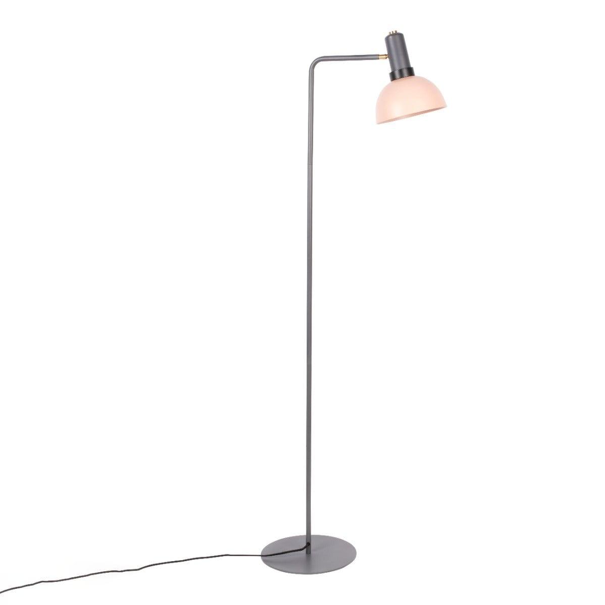 Lampa podłogowa Charlie jest idealną oprawą świetlną w nowoczesnym biurze, nad ulubionym fotelem. Industrialny salon, a w szczególności jego wypoczynkowa część zostanie doświetlona w subtelny sposób, zyskują przy tym dodatkową przytulność. Najwyższej jakości stop metalu, z którego wykonano lampę, został podkreślony mosiężnymi dodatkami. Warto zwrócić również uwagę na odchylany kosz, dzięki któremu światło pada zawsze tam gdzie powinno,