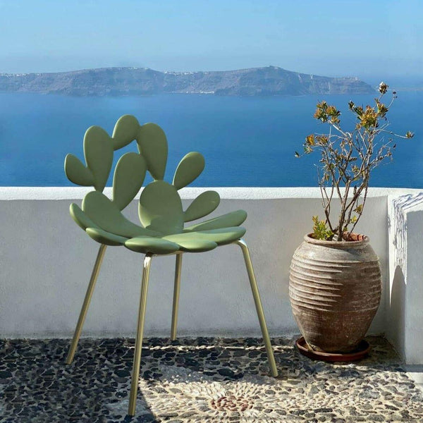 Krzesło FILICUDI to nowe krzesło firmy Qeeboo, odpowiednie do wnętrz i na zewnątrz, które może odtworzyć śródziemnomorską magię w naszych codziennych przestrzeniach.  Ten produkt jest skierowany do odbiorców kochających design i śródziemnomorską atmosferę. Opuncja figowa to kultowa śródziemnomorska roślina.