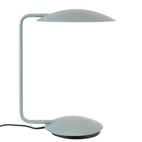 Lampę stołową Pixie można nazwać "ledwie-lampką stołową", która niemal niezauważalnie dodaje dodaje stylu każdemu wnętrzu. Ta supermoc, którą zwykle widuje się w bajkach, została uchwycona w tym oświetleniu.   Jej skromna uroda sprawia, że nadaje się świetnie do postawienia na biurku w nowoczesnym biurze. Fenomenalnie poradzi sobie w minimalistycznym salonie jako źródło światła na komodzie.