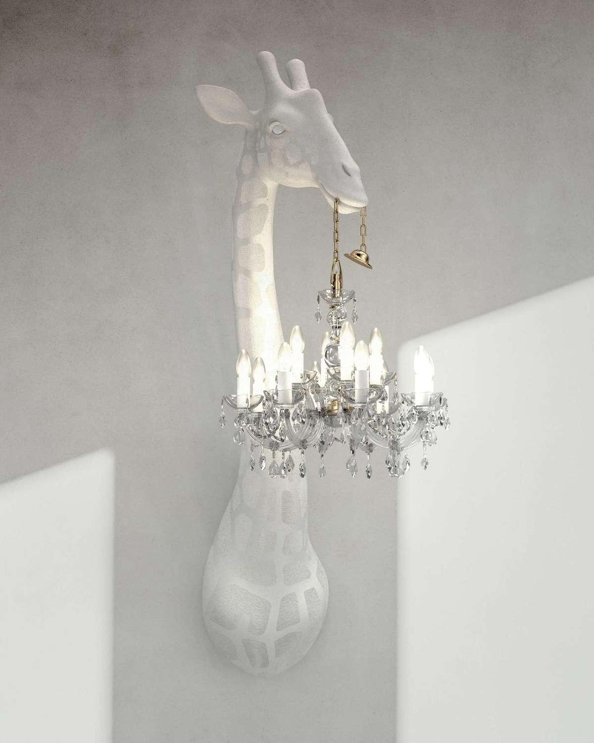 Zjawiskowa lampa ścienna, zaprojektowana przez Marcantonio, która w nietuzinkowy sposób ożywi każdy salon, sypialnię, czy elegancką restaurację. Majestatyczna żyrafa trzyma żyrandol w stylu Marii Teresy w miniaturowej wersji. Jest to idealne połączenie dobrego designu z funkcjonalnością. 