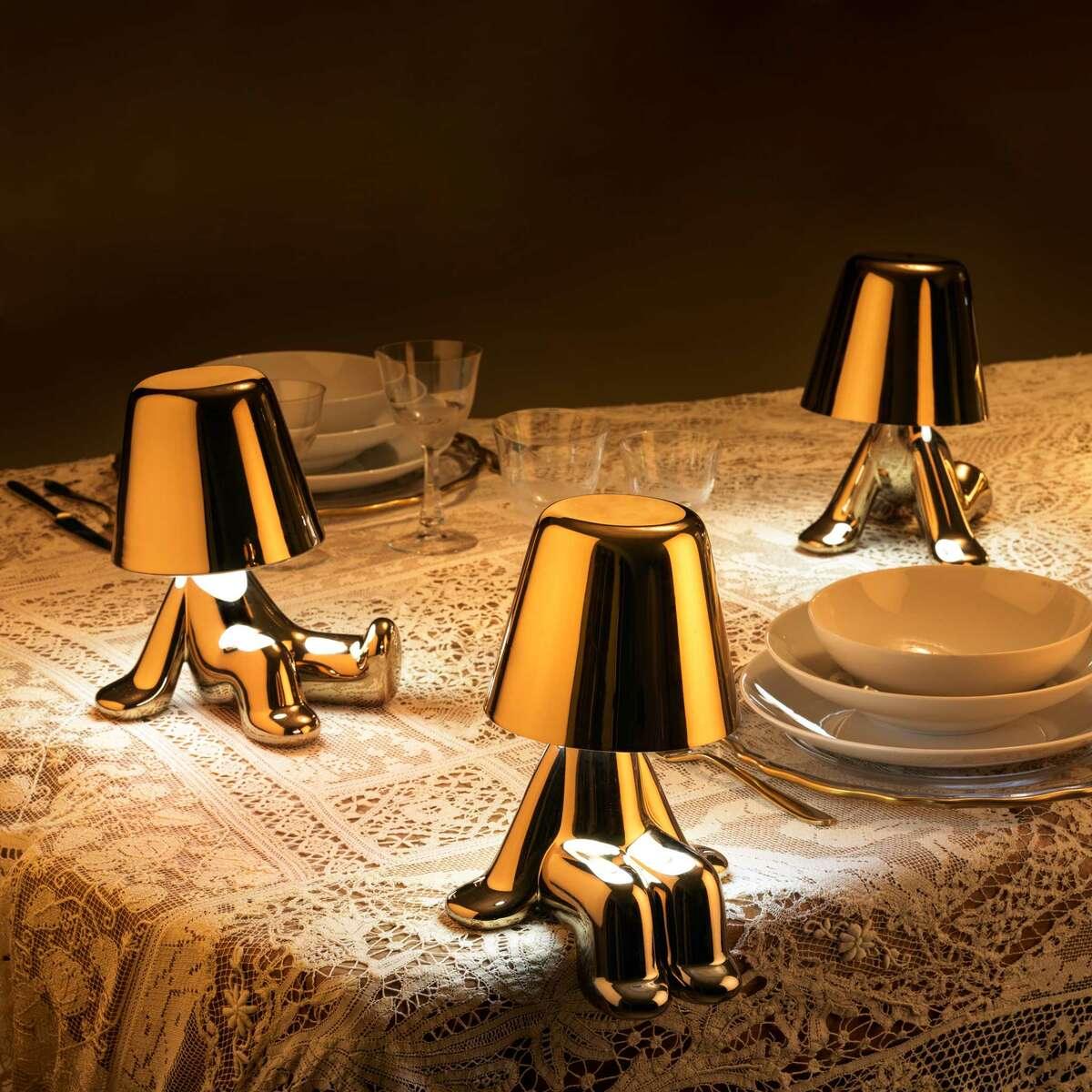 Ta urocza, złota lampa z kolekcji Golden Brothers, zaprojektowanej przez Stefano Giovannoniego, nazywa się Tom. Po zapaleniu, na plastycznej sylwetce oddbija się miękkie światło, uwydatniając płynność sylwetki.