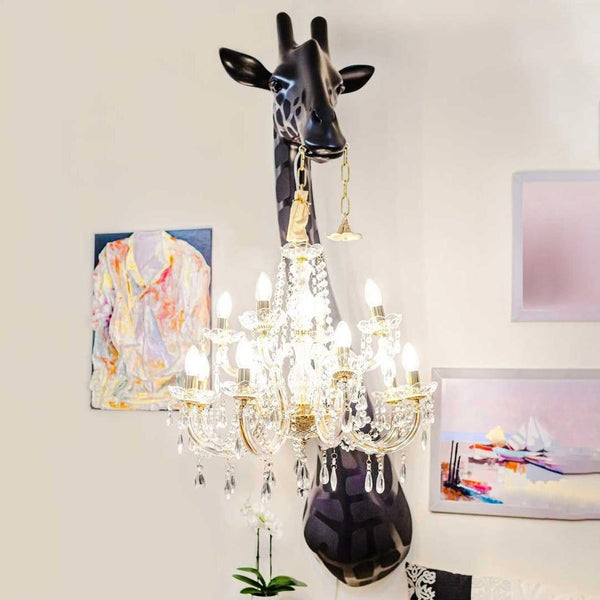Zjawiskowa lampa ścienna, zaprojektowana przez Marcantonio, która w nietuzinkowy sposób ożywi każdy salon, sypialnię, czy elegancką restaurację. Majestatyczna żyrafa trzyma żyrandol w stylu Marii Teresy w miniaturowej wersji. Jest to idealne połączenie dobrego designu z funkcjonalnością. 