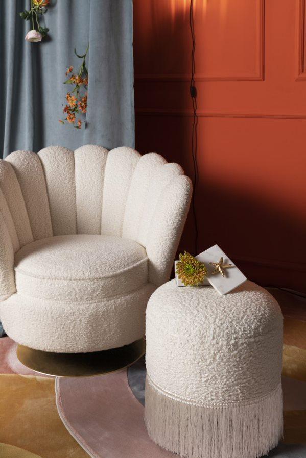 Gdziekolwiek go położysz, fotel Bold Monkey Mother Of All Shells przykuje Twoją uwagę. Tapicerowany w bogatej naturalnej fakturze w kolorze pluszu, elegancki styl lat 70-tych wykończony jest pokrytą złotem obrotową podstawą.
