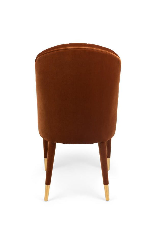 W niektórych przypadkach, więcej znaczy więcej. A nasze krzesło Bold Monkey Give Me More Velvet jest jednym z takich przypadków. Projekt inspirowany stylem art deco, luksusowa aksamitna tapicerka i nogi oraz matowe, mosiężne nóżki: to aksamitne krzesło jest krzykliwym dodatkiem do każdego stołu.