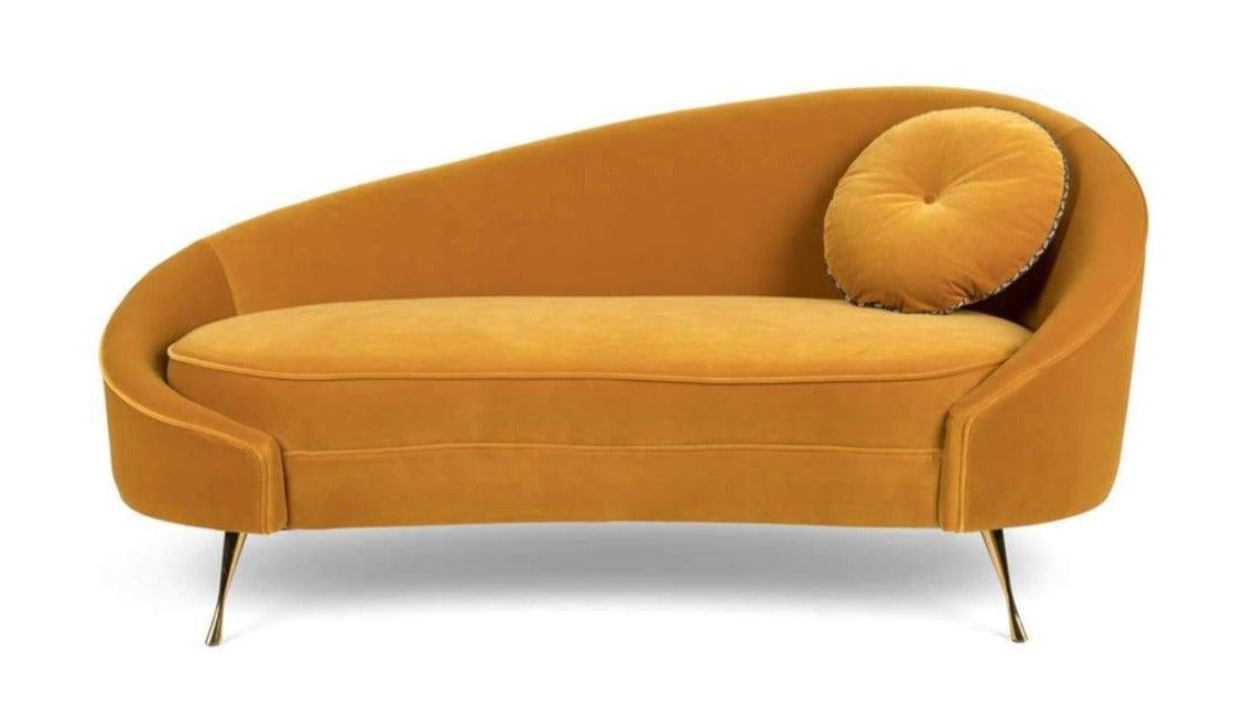 Czyste linie i współczesny design zderzają się w sofie I Am Not A Croissant. Sofa Bold Monkey I Am Not A Croissant ma asymetryczny design, z jedną stroną oparcia sofy wykonaną tak, aby była wyższa od drugiej. Ta pluszowa, aksamitna sofa wnosi do każdej przestrzeni kwintesencję paryskiego stylu.