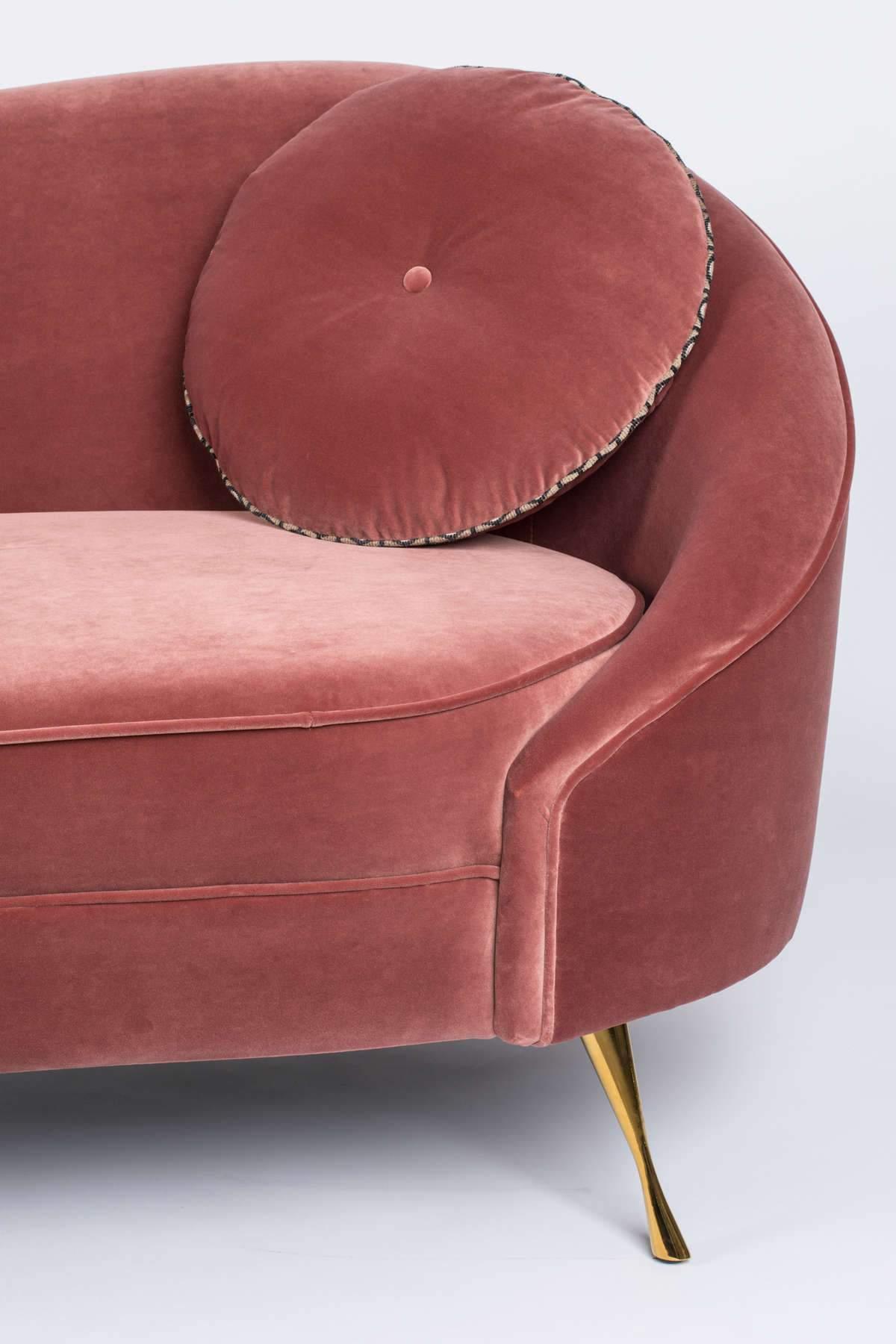 Ta pluszowa, aksamitna sofa wnosi do każdej przestrzeni kwintesencję paryskiego stylu. Sofa Bold Monkey I Am Not A Croissant ma asymetryczny design, z jedną stroną oparcia sofy wykonaną tak, aby była wyższa od drugiej.  Asymetria sofy jest zrównoważona czystymi liniami, mocnym kształtem i okrągłą poduszką do rzucania.