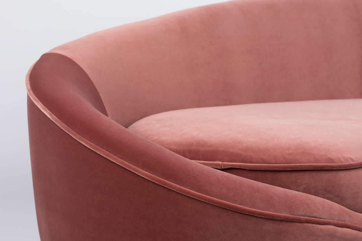 Ta pluszowa, aksamitna sofa wnosi do każdej przestrzeni kwintesencję paryskiego stylu. Sofa Bold Monkey I Am Not A Croissant ma asymetryczny design, z jedną stroną oparcia sofy wykonaną tak, aby była wyższa od drugiej.  Asymetria sofy jest zrównoważona czystymi liniami, mocnym kształtem i okrągłą poduszką do rzucania.