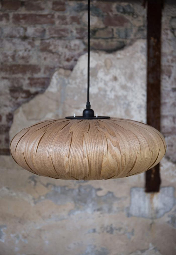 Lampa BOND to świetny projekt marki Dutchbone, który wprowadzi do wnętrza nastrojowe światło. Wszystko dzięki nietypowej konstrukcji klosza. Klosz został wykonany z forniru jesionu. Fornir wykonuje się drewna, jest to materiał elastyczny, wytrzymały a zarazem lekki.