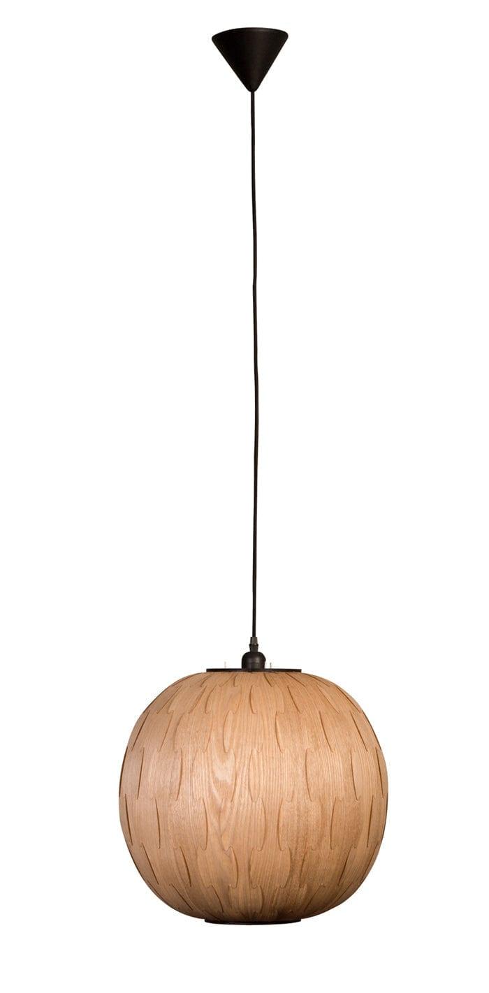 Lampa BOND to pomysłowy projekt marki Dutchbone. Abażur został wykonany z forniru drewna jesionowego. Fornir można wyginać, uzyskując ciekawe formy i kształty. Klosz jest zrobiony w taki sposób, że światło świetlówki jedynie delikatnie przebija przez klosz. Dzięki temu we wnętrzu powstaje przyjemna, nastrojowa atmosfera.