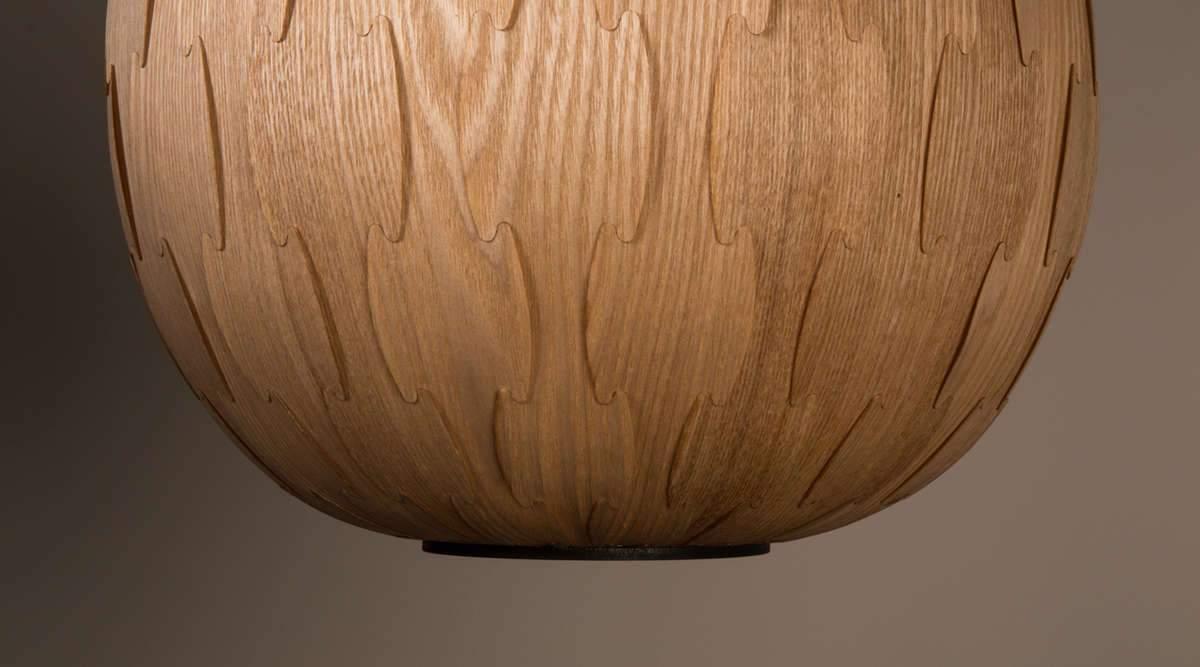 Lampa BOND to pomysłowy projekt marki Dutchbone. Abażur został wykonany z forniru drewna jesionowego. Fornir można wyginać, uzyskując ciekawe formy i kształty. Klosz jest zrobiony w taki sposób, że światło świetlówki jedynie delikatnie przebija przez klosz. Dzięki temu we wnętrzu powstaje przyjemna, nastrojowa atmosfera.