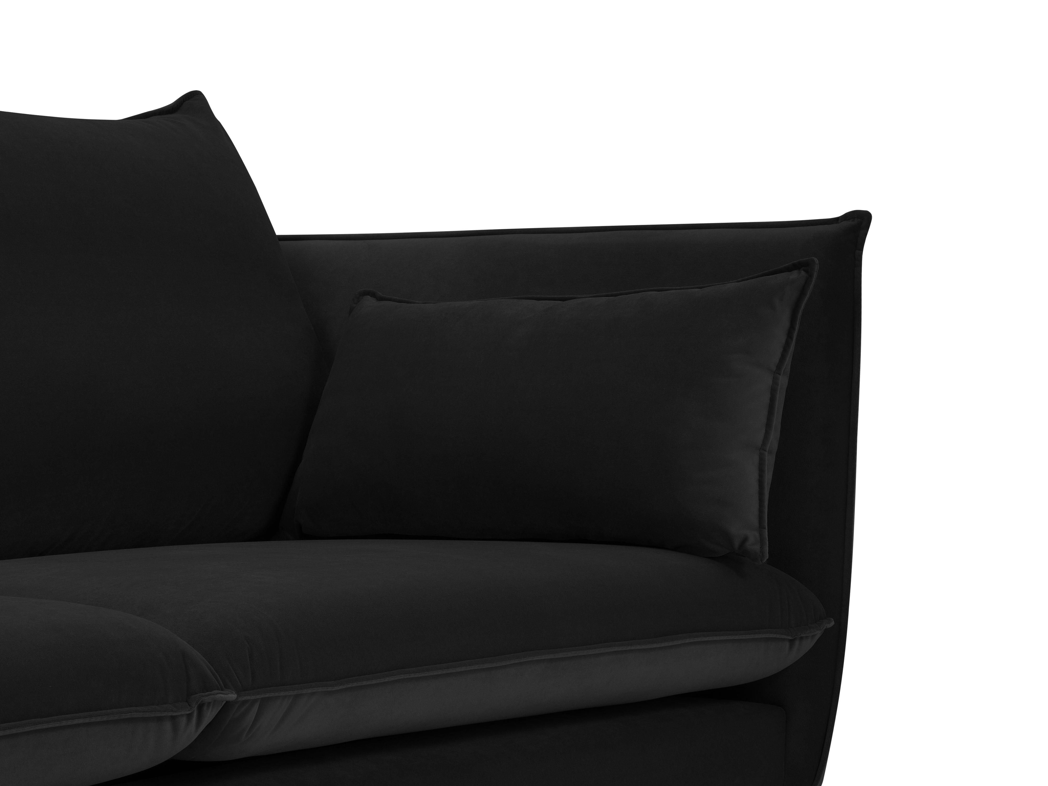 aksamitna czarna sofa 