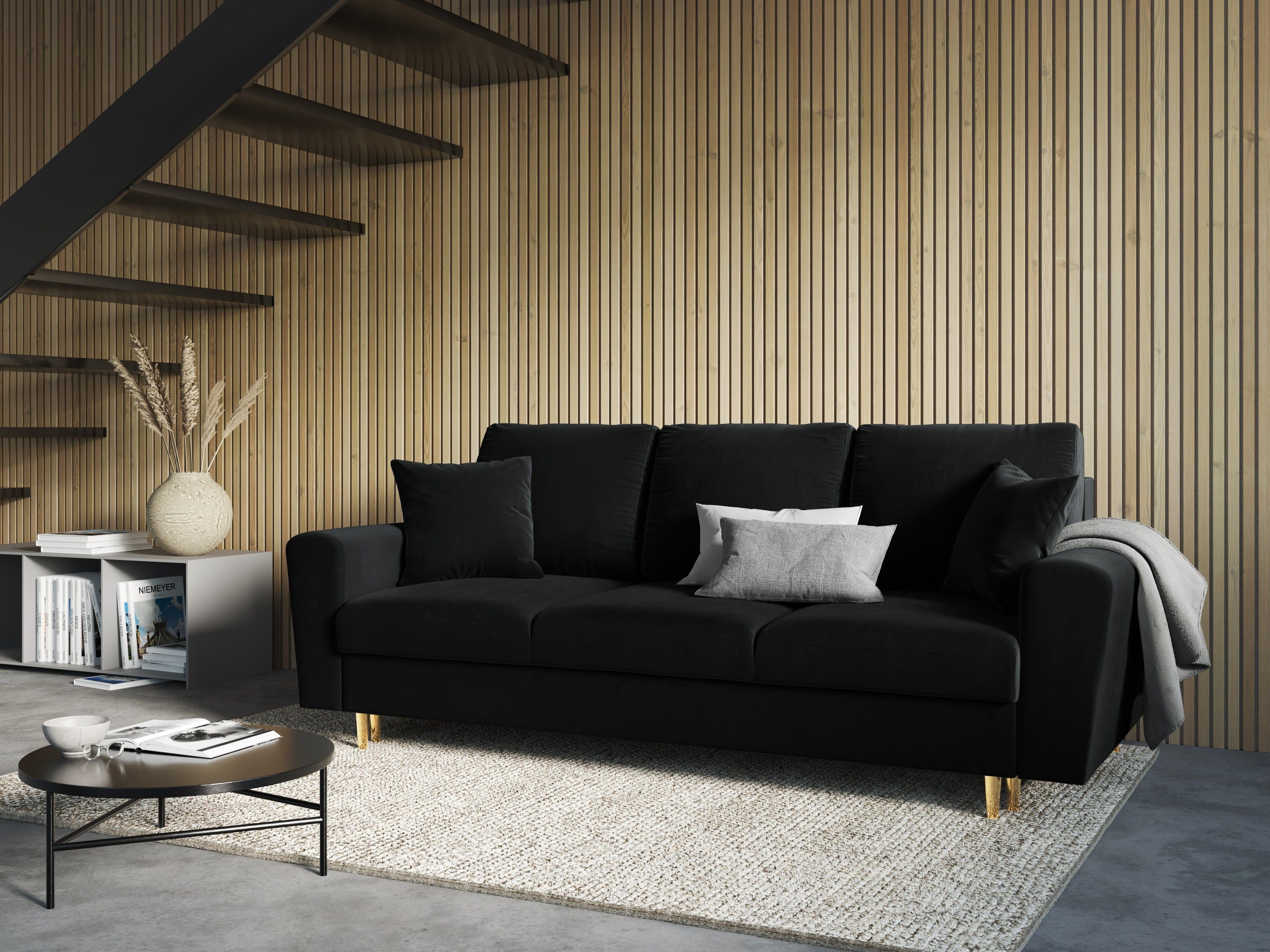 czarna sofa ze złotym wykończeniem 