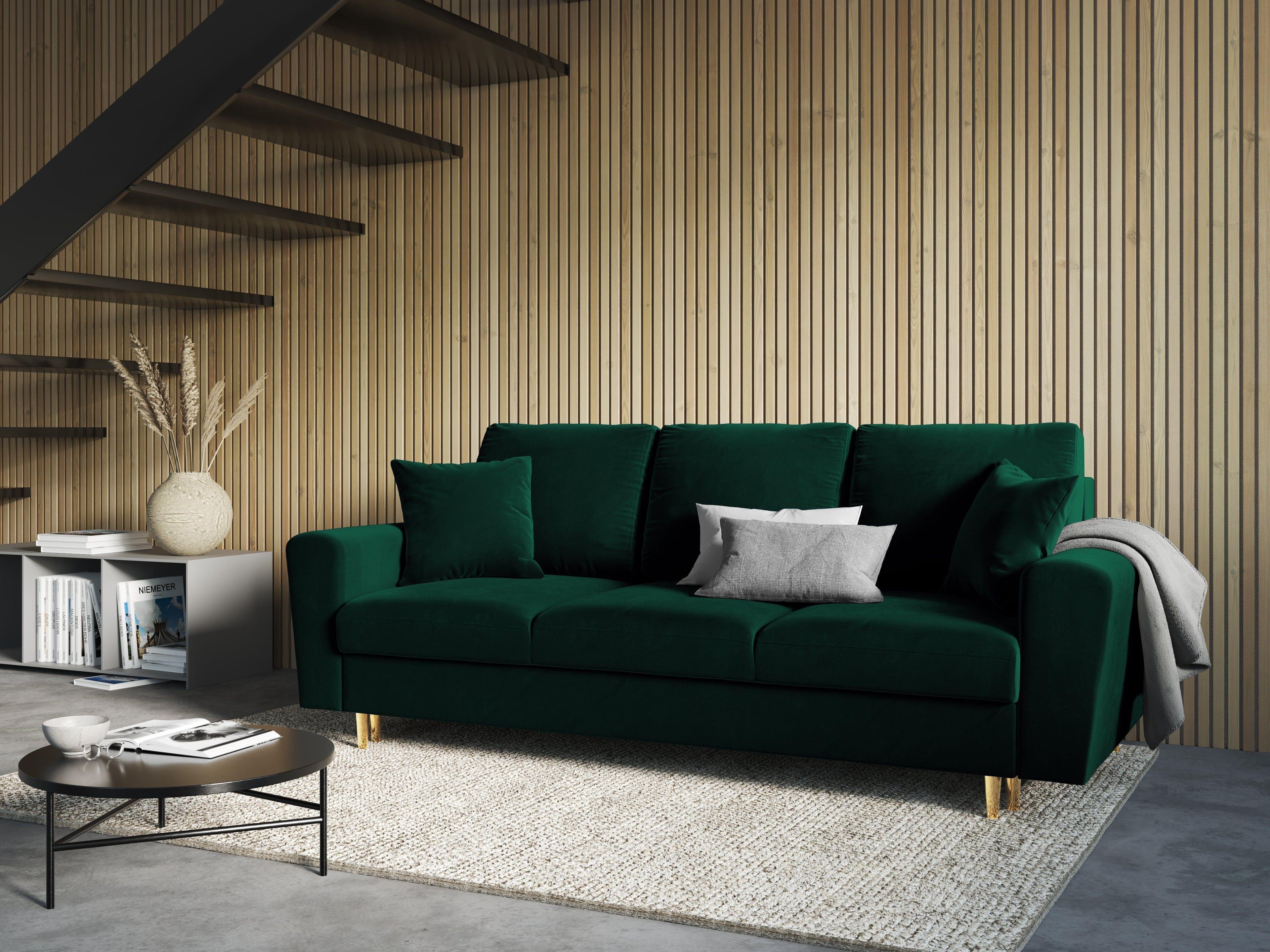 zielona sofa ze złotym wykończeniem 