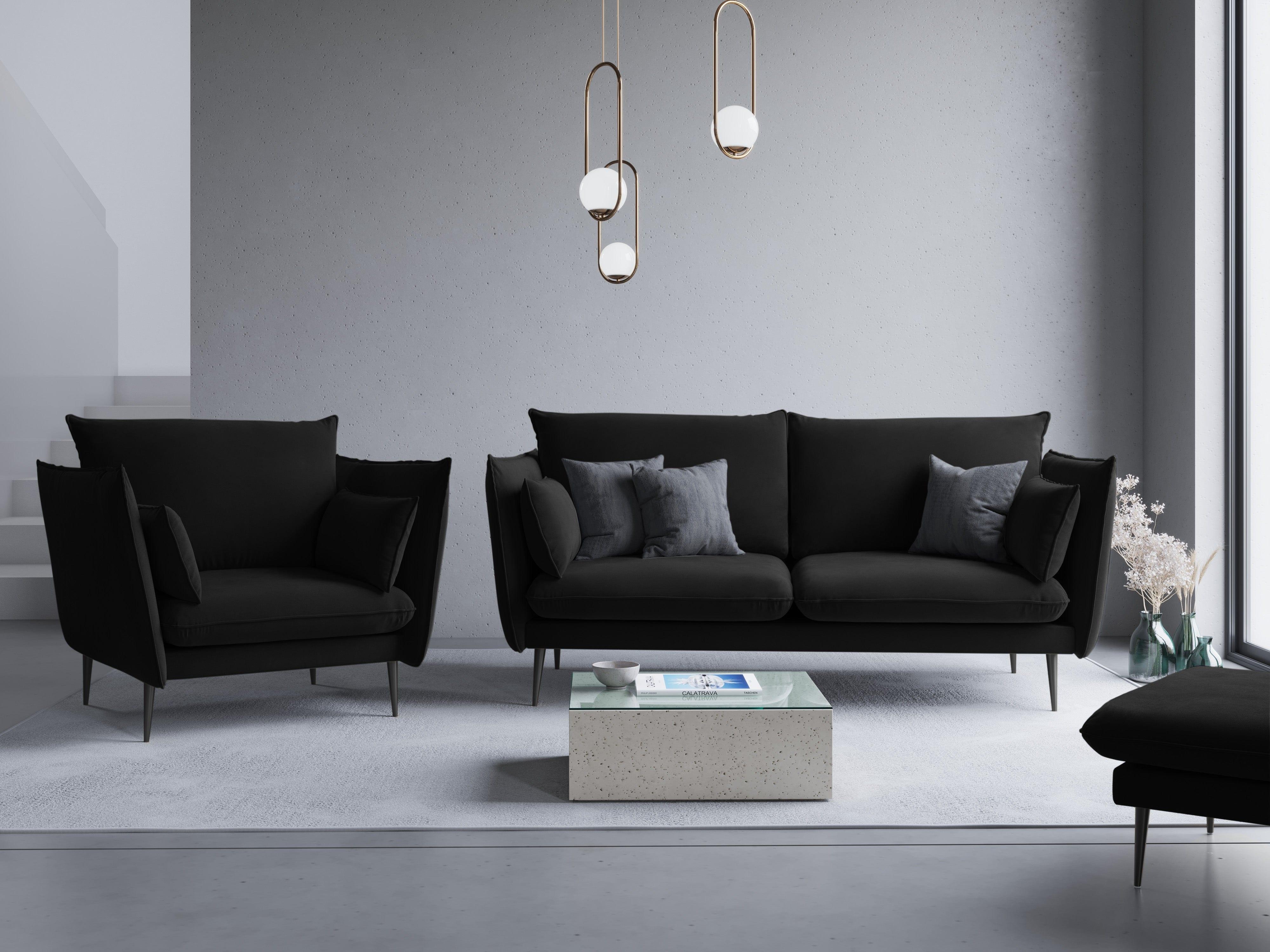aksamitna czarna sofa 