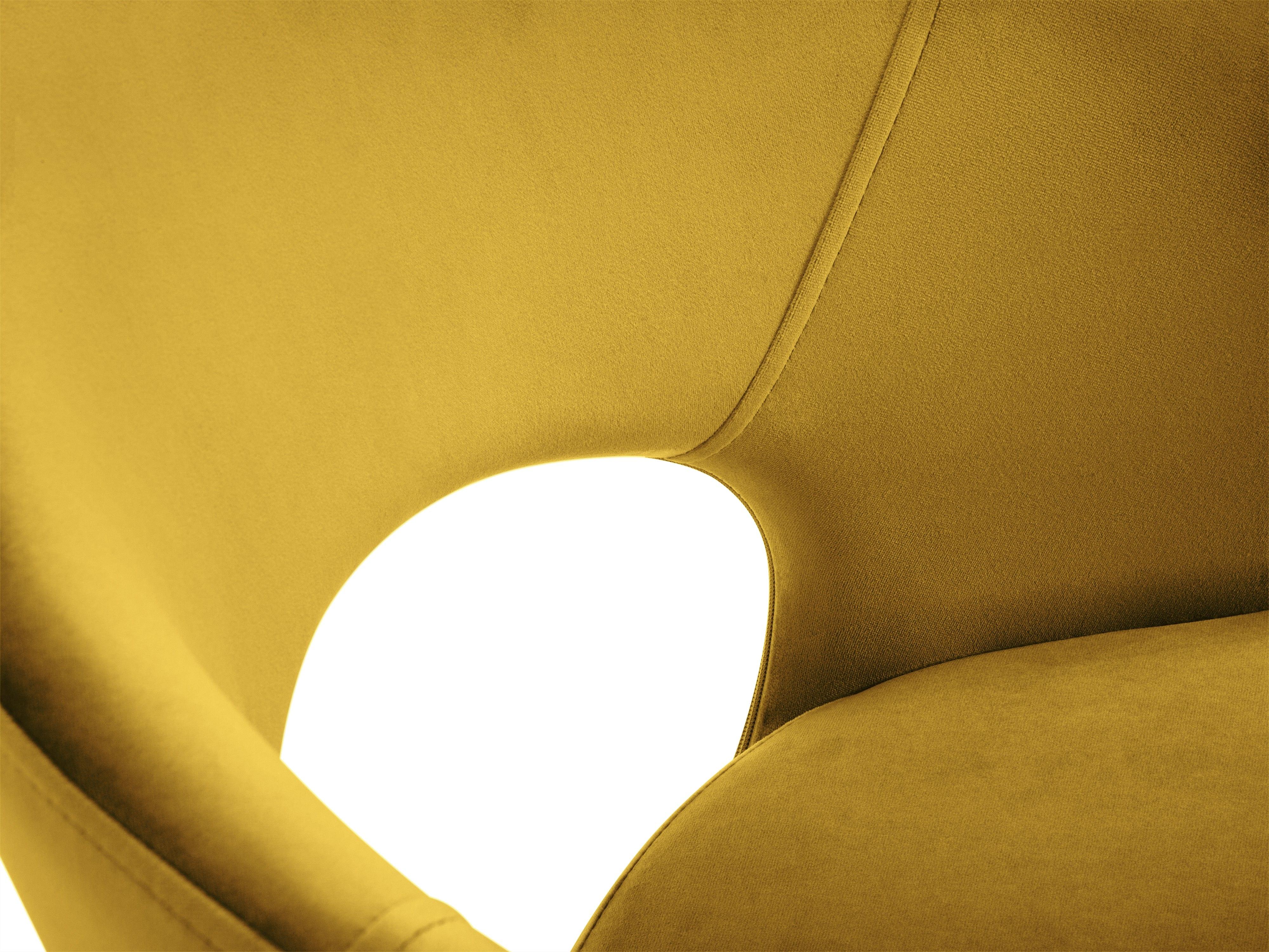 żółte krzesło z połyskiem 