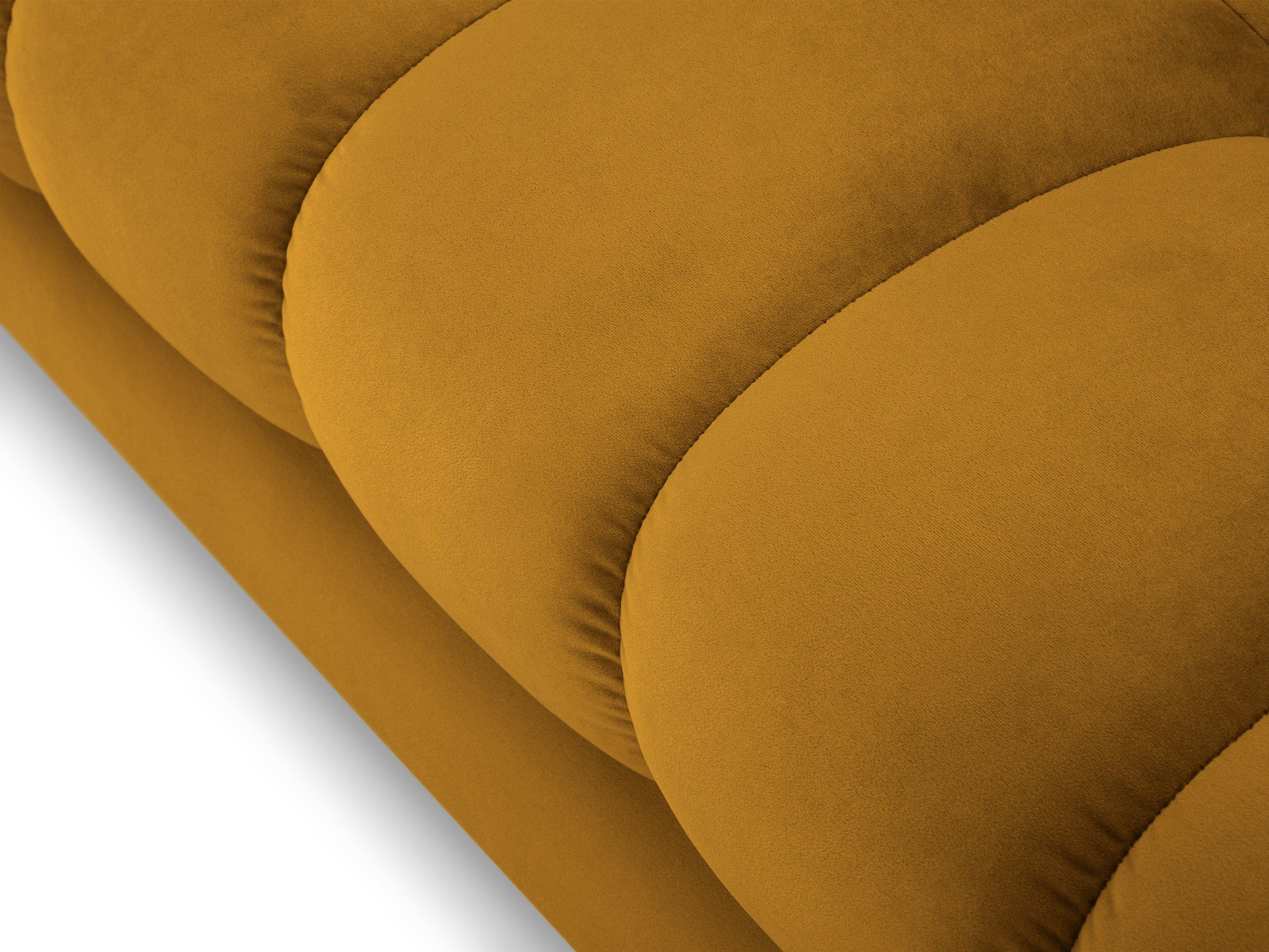 aksamitna żółta tkanina na sofie