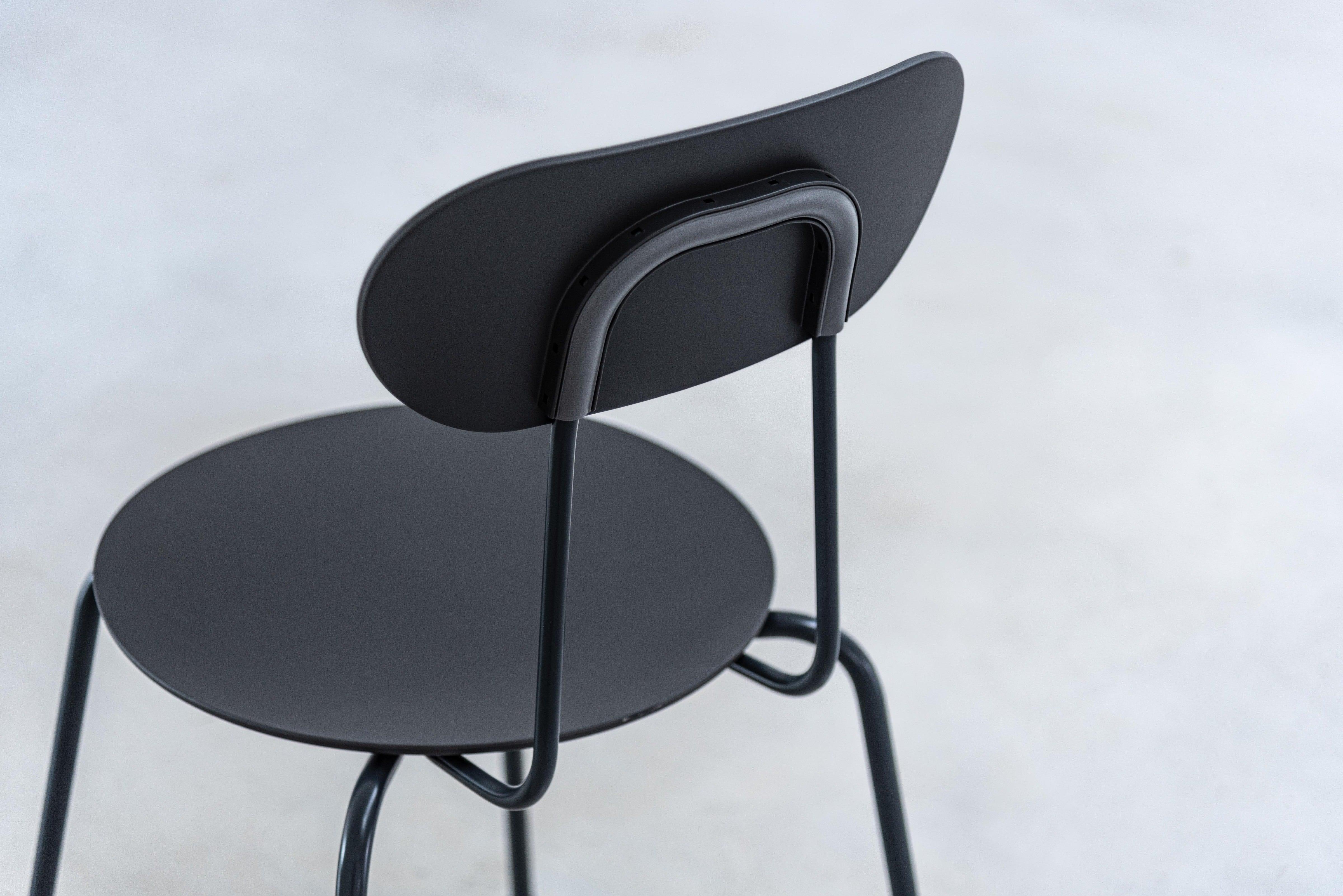 Krzesło MARIOLINA grafitowy z ciemną podstawą Magis    Eye on Design