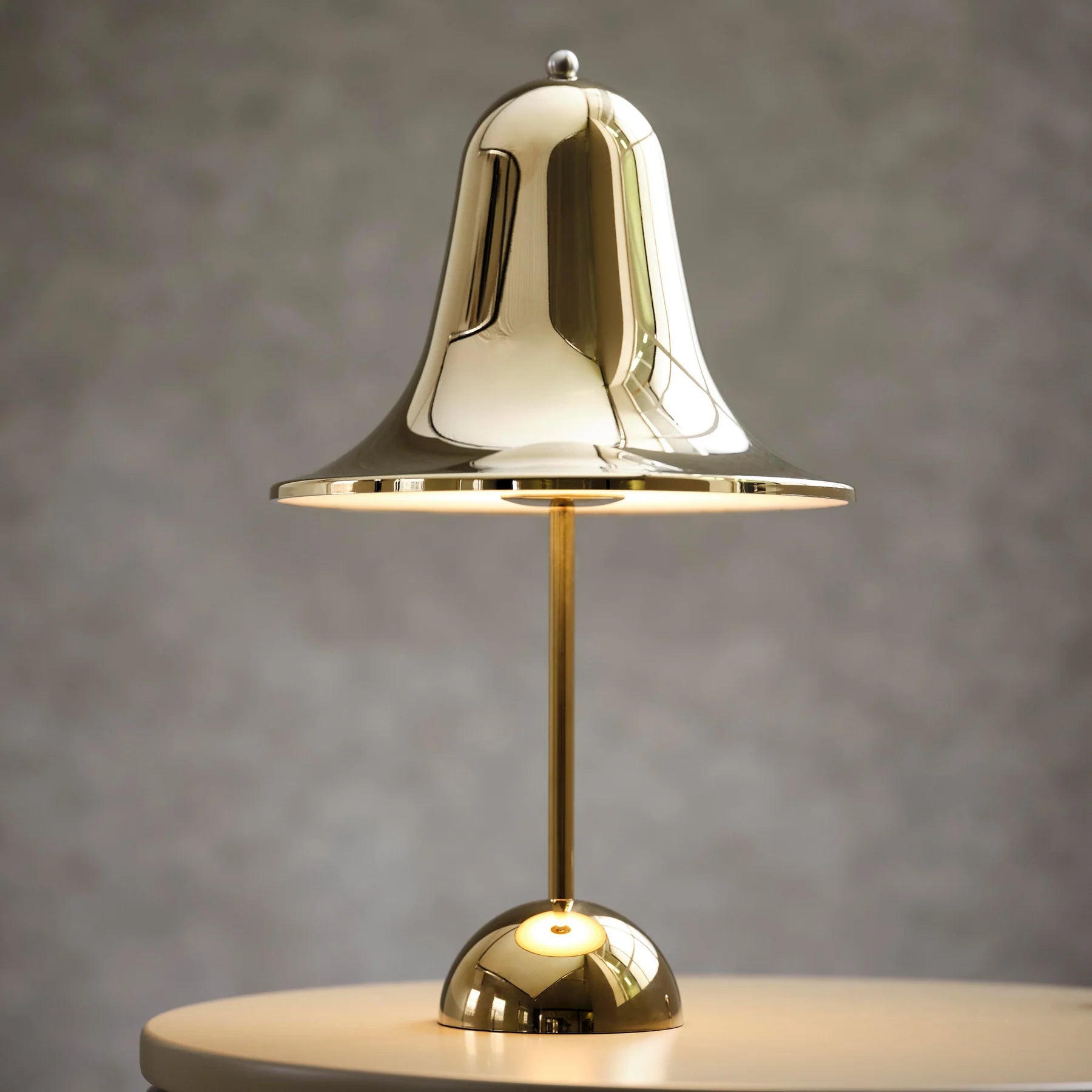Lampa stołowa przenośna PANTOP mosiądz Verpan    Eye on Design