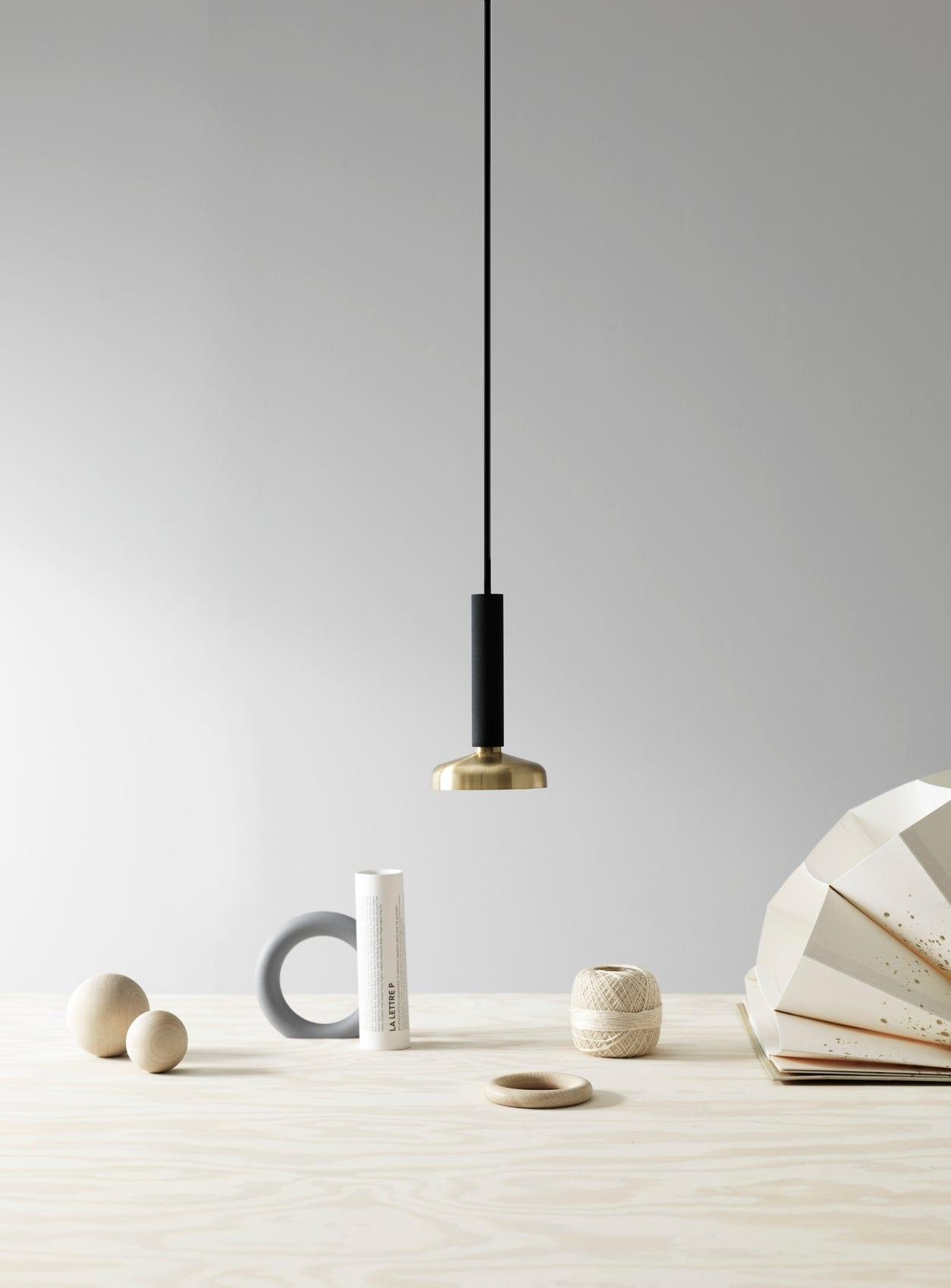 Lampa wisząca BLEND biały z mosiężnym wykończeniem Pholc    Eye on Design