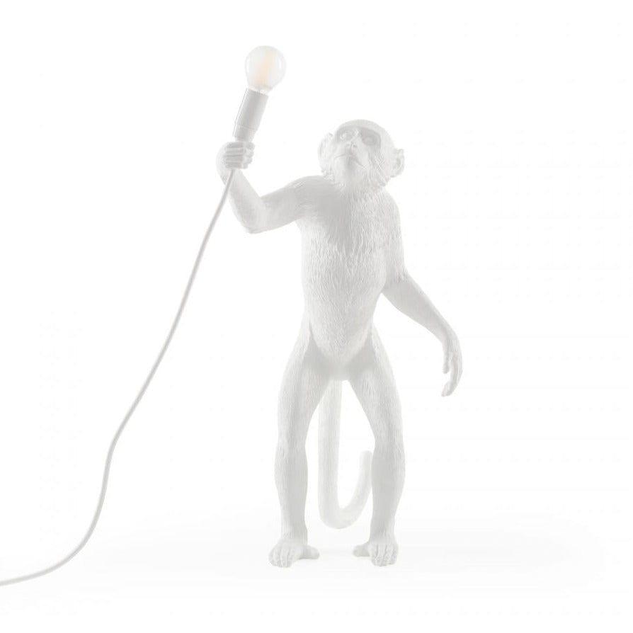 Lampa zewnętrzna Monkey Standing sprawia, że można się poczuć jak na safari, w zagubionej Afryce. Kształt psotnej małpy w dzień stanowi ciekawą rzeźbę, a w nocy staje się niesamowitym oświetleniem każdego balkonu i tarasu. Daje przytulne i stłumione światło, idealne do długich rozmów. Wykonana z żywicy w bardzo realistyczny sposób z zachowaniem wszystkich szczegółów. Dołączona w zestawie żarówka oraz wygodnie umiejscowiony włącznik dodają jej komfortu podczas użytkowania.
