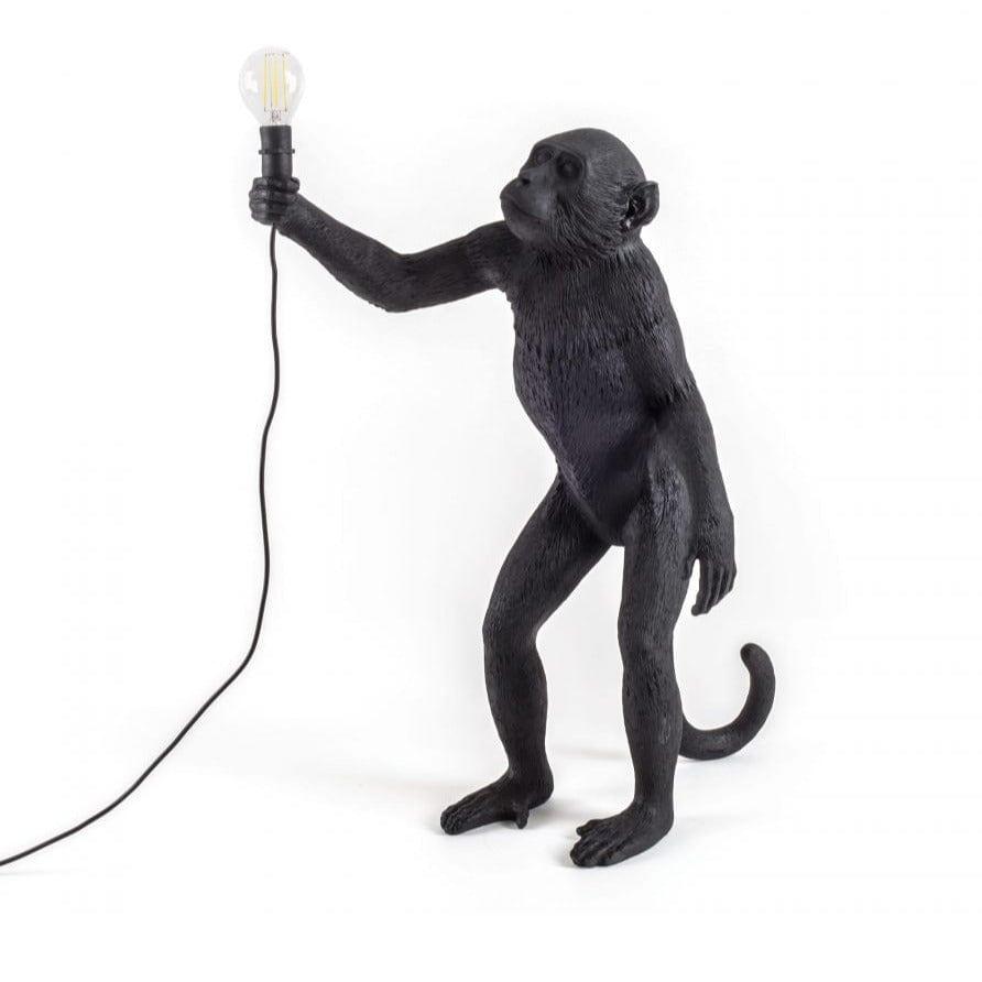 Lampa zewnętrzna Monkey Standing sprawia, że można się poczuć jak na safari, w zagubionej Afryce. Kształt psotnej małpy w dzień stanowi ciekawą rzeźbę, a w nocy staje się niesamowitym oświetleniem każdego balkonu i tarasu. Daje przytulne i stłumione światło, idealne do długich rozmów. Wykonana z żywicy w bardzo realistyczny sposób z zachowaniem wszystkich szczegółów. Dołączona w zestawie żarówka oraz wygodnie umiejscowiony włącznik dodają jej komfortu podczas użytkowania.