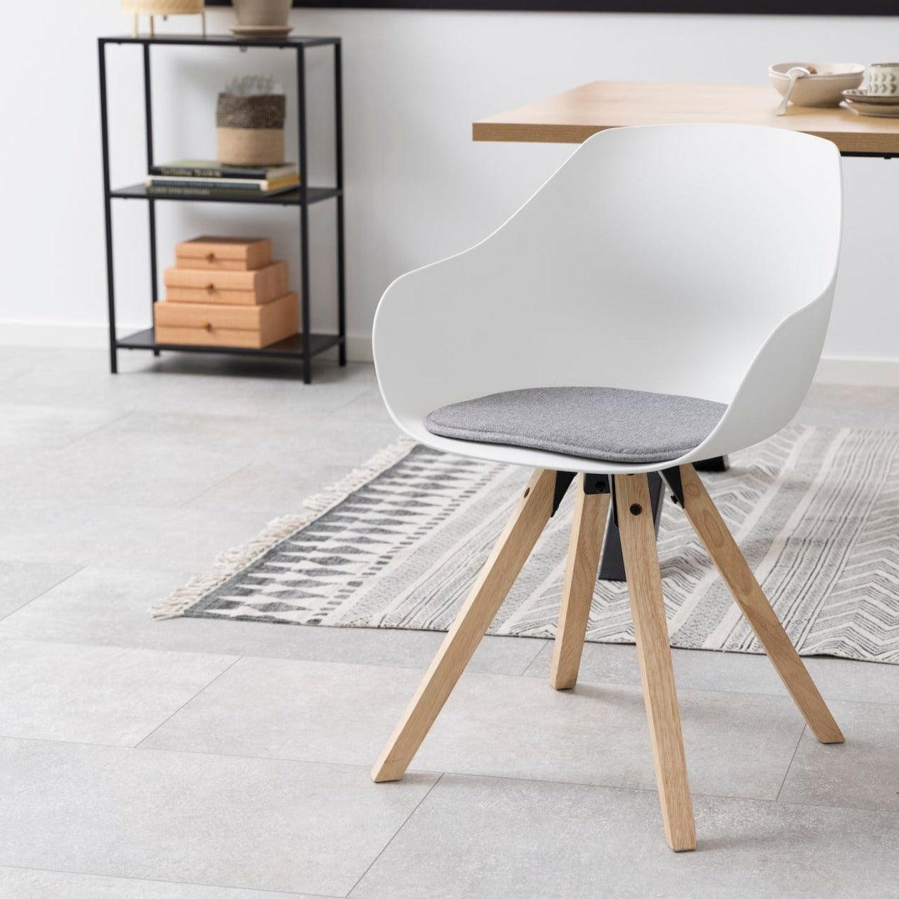 Krzesło ELLI biały z jasną podstawą Actona    Eye on Design
