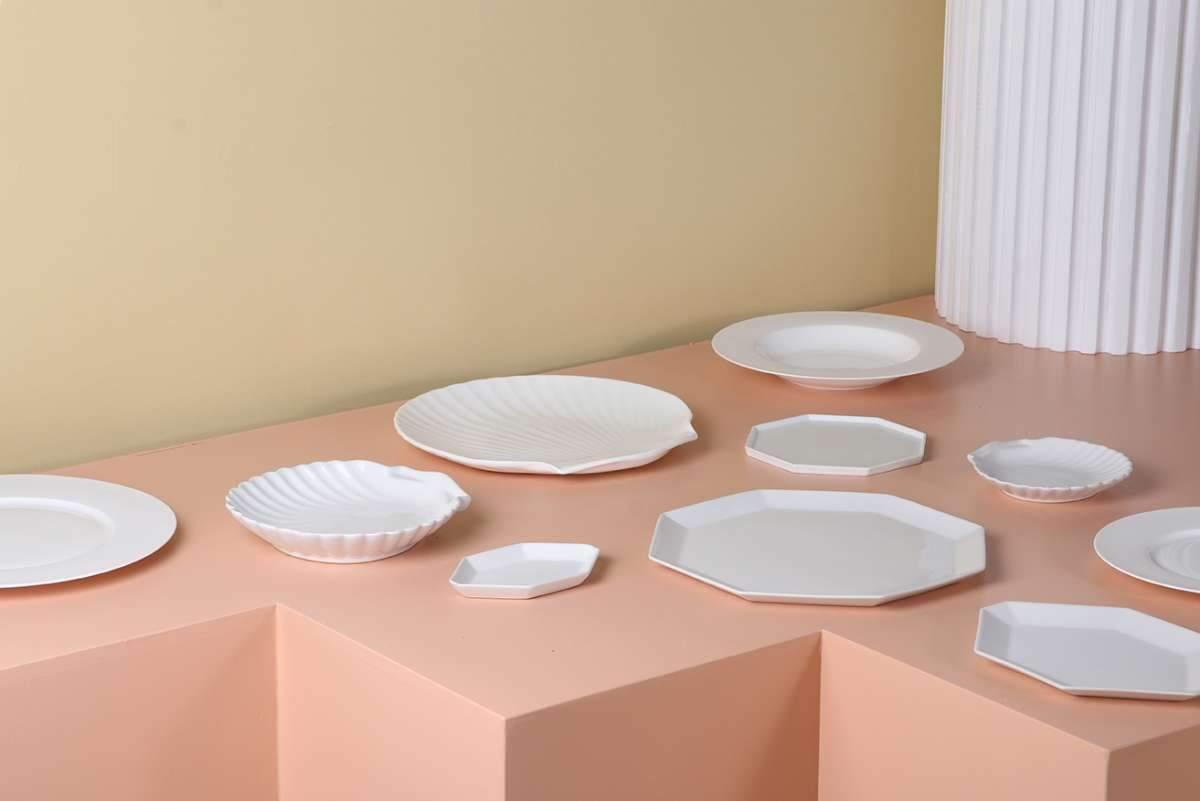 Kolekcja ATHENA ośmiokątny talerz obiadowy biały, HKliving, Eye on Design