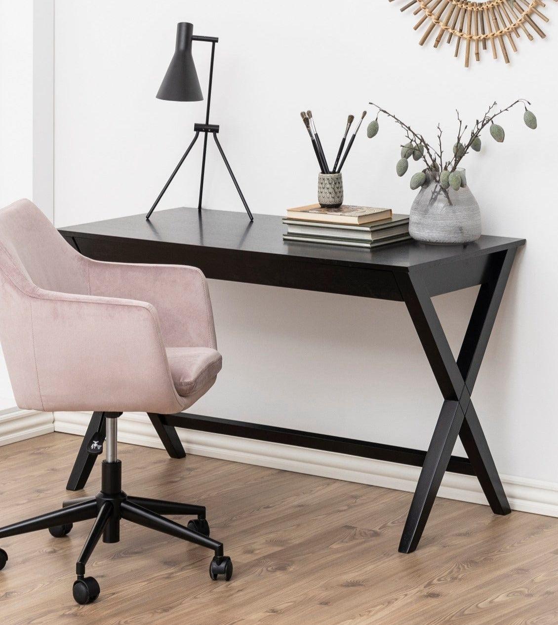 Krzesło biurowe MILAS brudny róż z czarną podstawą Actona    Eye on Design