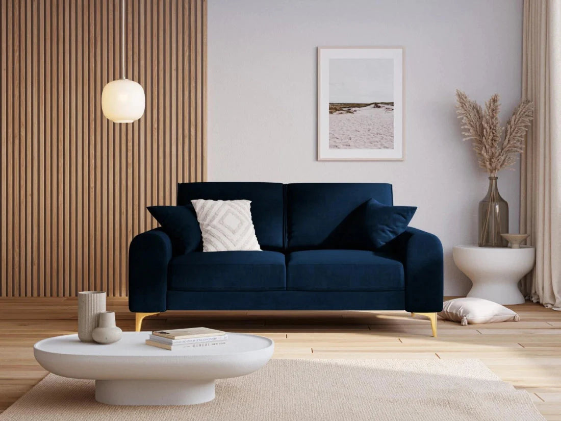 Sofa aksamitna 2-osobowa MADARA królewski niebieski ze złotą podstawą Mazzini Sofas    Eye on Design