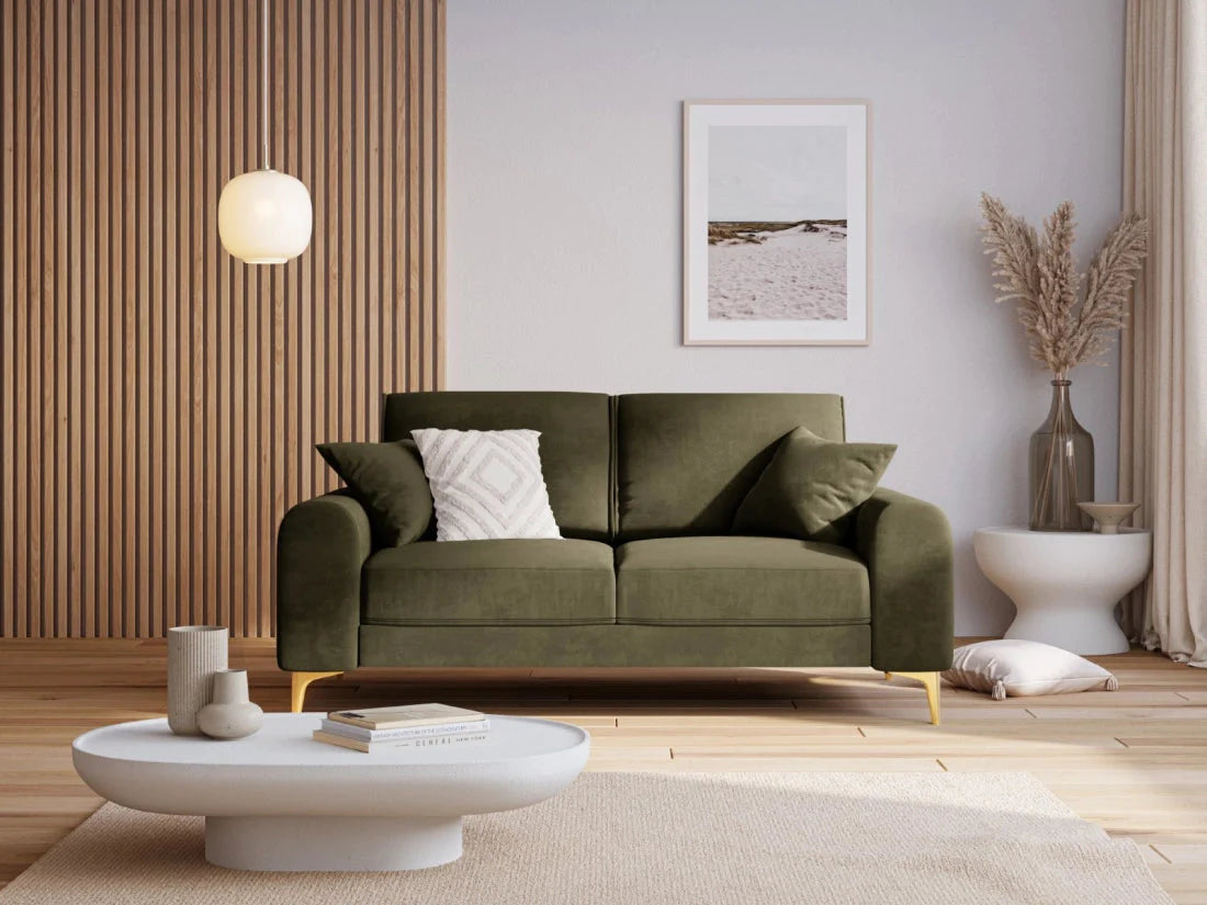 Sofa aksamitna 2-osobowa MADARA zielony ze złotą podstawą Mazzini Sofas    Eye on Design