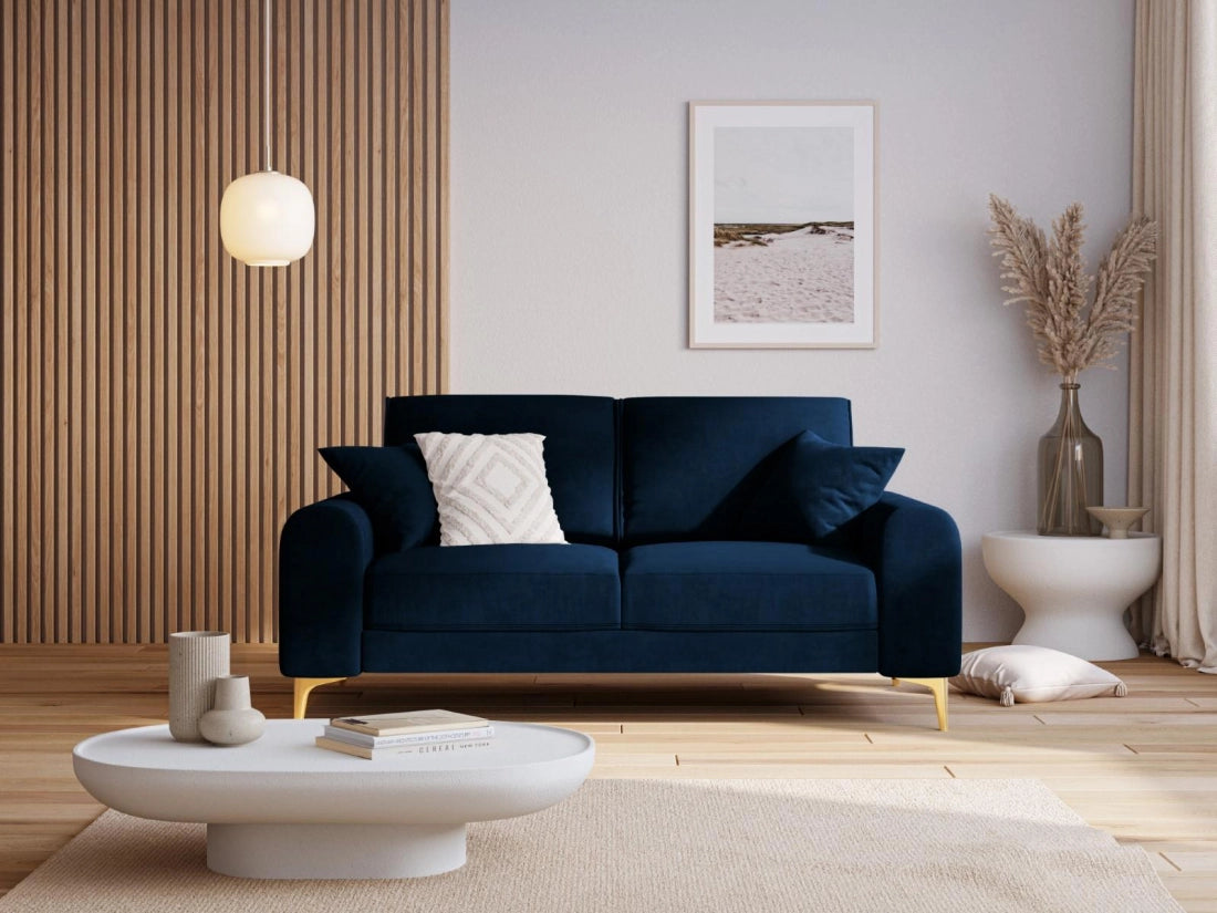 Sofa aksamitna 2-osobowa LARNITE królewski niebieski ze złotą podstawą, Micadoni, Eye on Design
