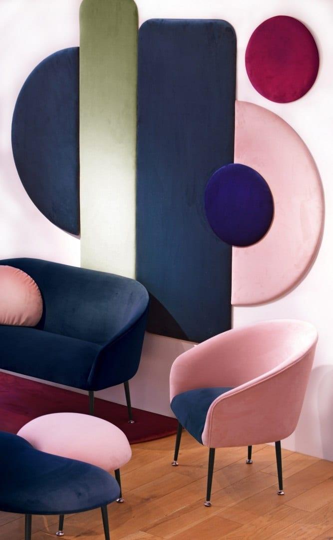 Sofa PLUM ciemnoszary z różową poduszką Happy Barok    Eye on Design