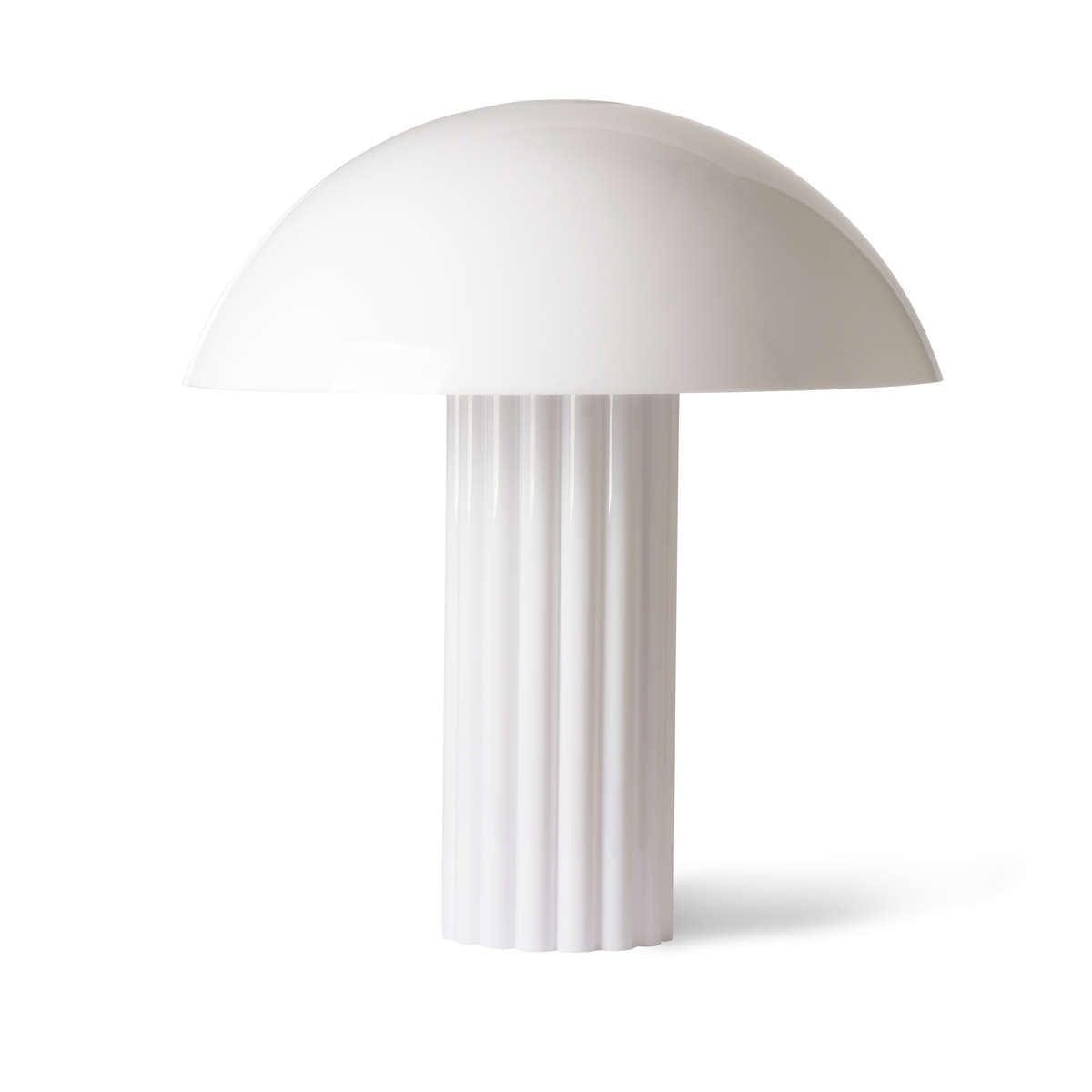 Lampa stołowa to propozycja, która umożliwia spędzenie czasu w pomieszczeniu o przytulnym świetle. Grzyb to propozycja, która nie tylko spełni te funkcję, ale również doda elegancji. Prostota jej wykonania nie przytłoczy żadnego domowego miejsca. Stylowość tego oświetlenia została uzyskana dzięki wykonaniu z akrylu. Zapewnia to, że świetnie dopełni nowoczesny salon, nadając mu przytulny blask. Minimalistyczna sypialnia, a zwłaszcza stolik nocny w niej jest świetnym miejscem na ten reflektor.